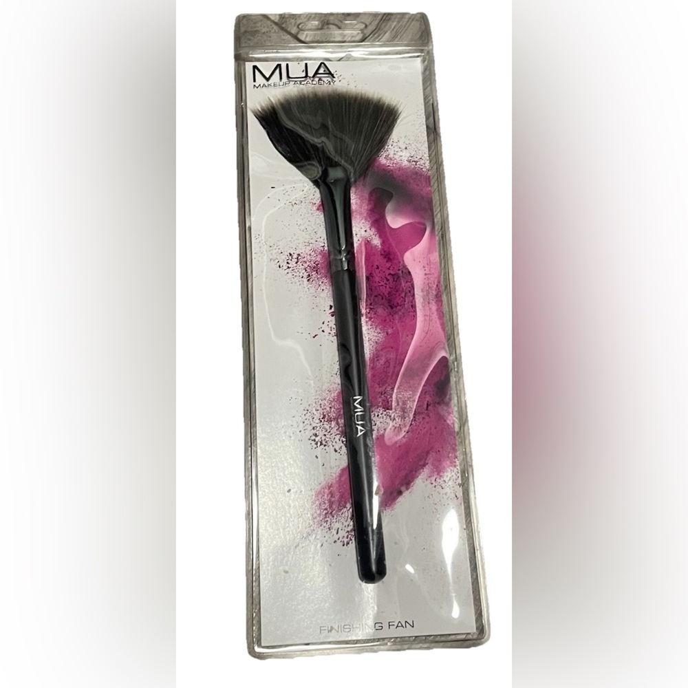 MUA Makeup Academy Finishing Fan Brush
